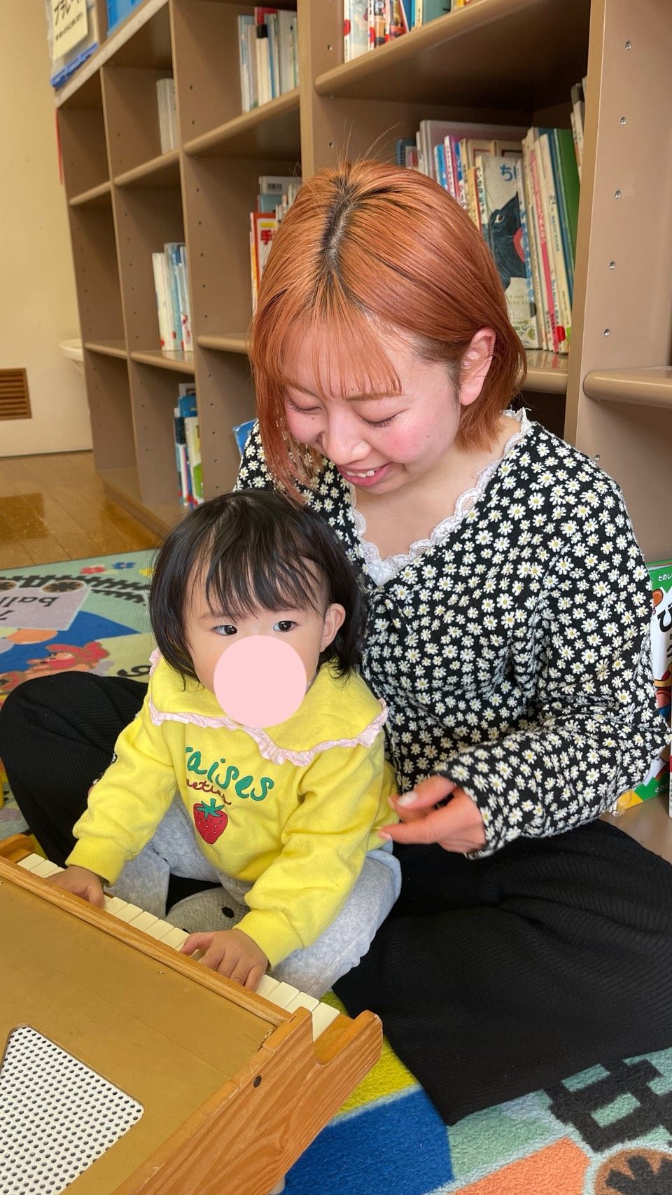 シッティング中、子どもとピアノで遊ぶArune kidsのシッター
