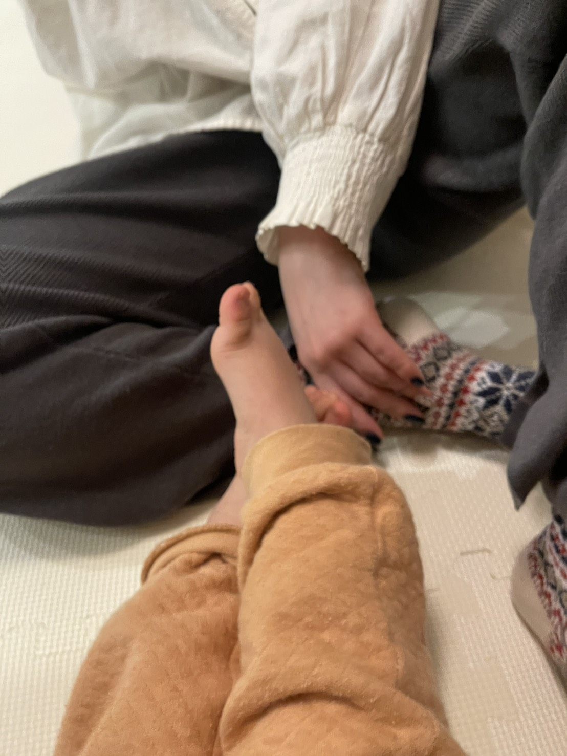 子どもの足と手のクローズアップ