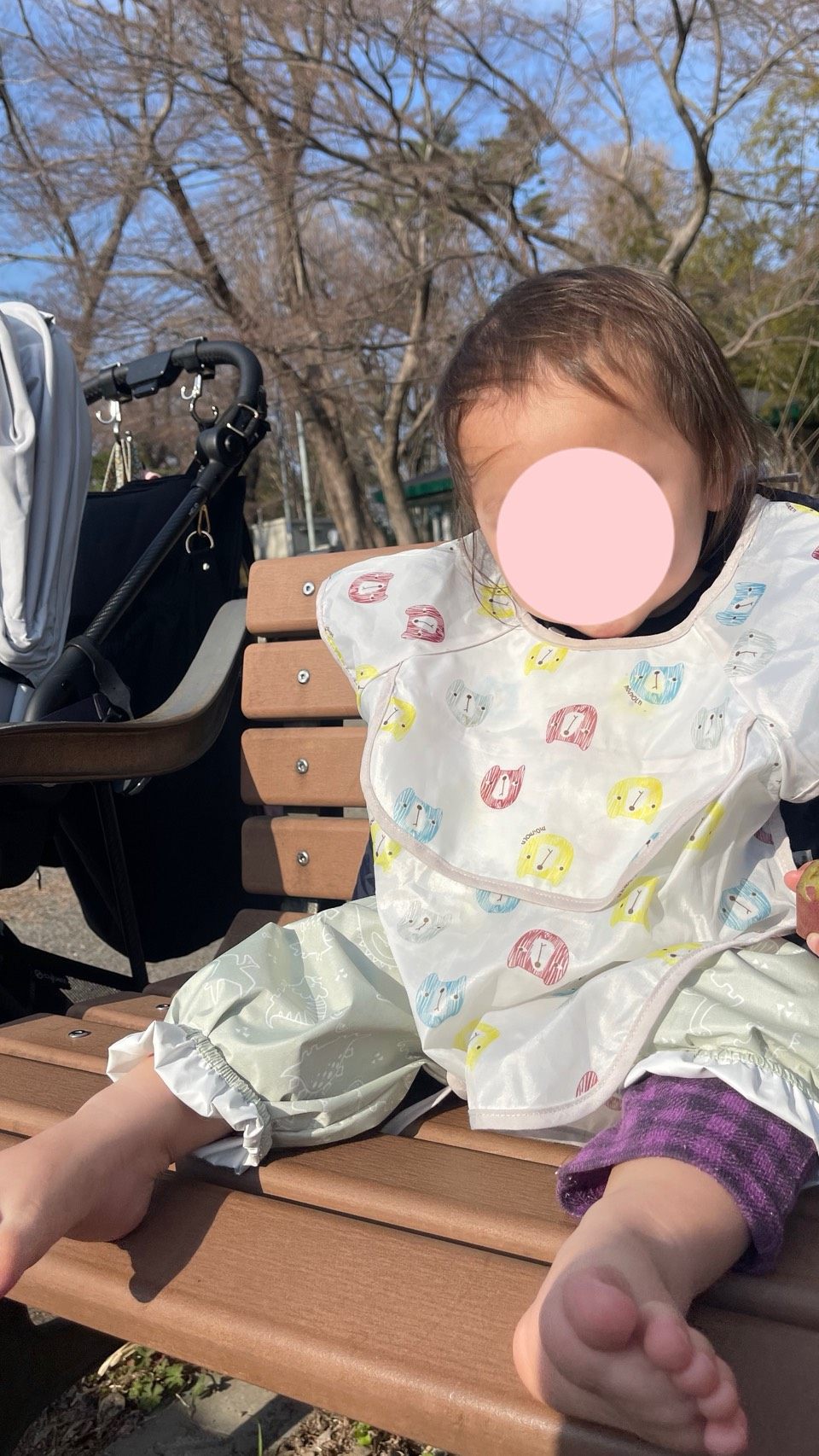 公園ベンチの子